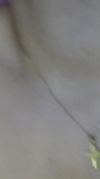 Linda, kolumbianisches mädchen zieht sich aus und masturbiert in ihrem zimmer
