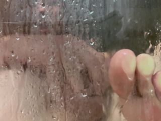 Mr.Dick: Me estoy masturbando en la ducha