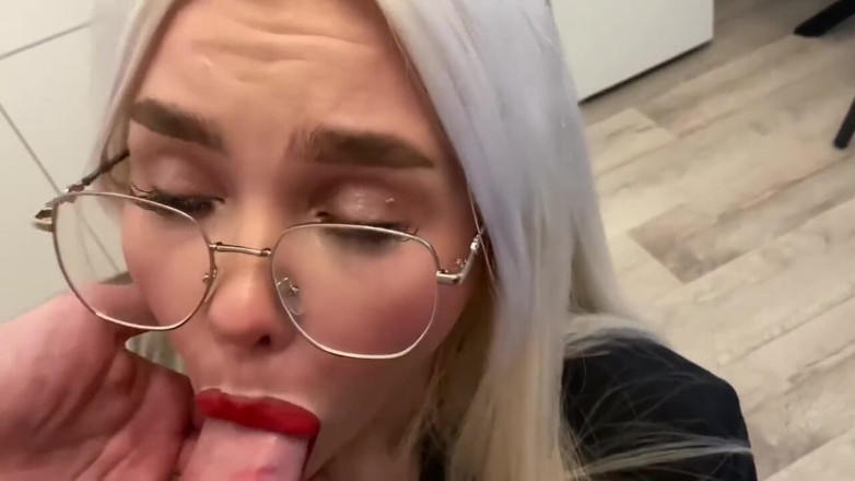 Blondessa: Die heiße maklerin blondessa schluckte schwanz und wurde gefickt, um...