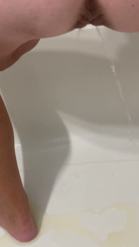 Terpaksa kencing sangat teruk! Kemudian kencing lagi dalam tab mandi di kaki saya