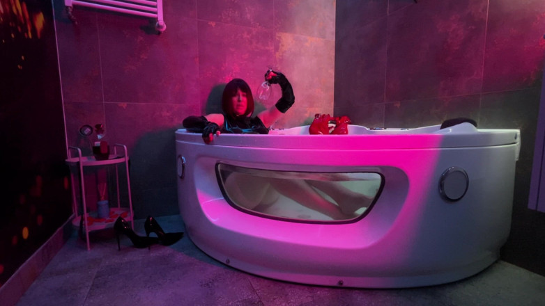 Dominatrix Miss Patricia Stark: ラテックスとブーツで入浴する女主人
