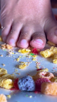 Máy bay bà già làm cho bạn ăn sáng với đôi chân của cô ấy