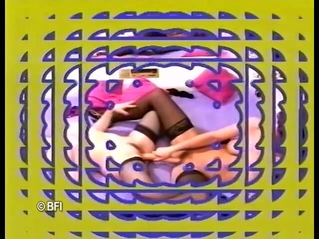 Hardcore Lovers of the world: Nadržená brunetka masturbuje v trávě