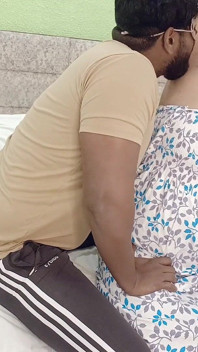 Service Dene Gaya Tha lady Ko Aur Wo vriendin Ki stiefmoeder Nikli Ab vriendin Aur Saas Dono Ko Chodne Ko Mila.