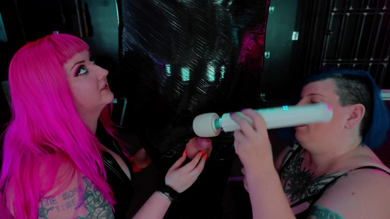 Miss quinn Cater: 2 dominatoare feminine și un băiat în latex din plastic înfășurat și tachinat!