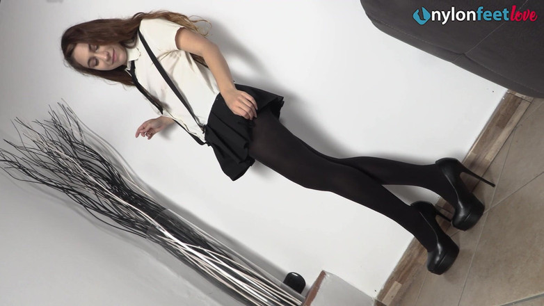 Best Nylon Feet Videos: Bellezze deliziose si ammirano le gambe ed i piedi l'un...