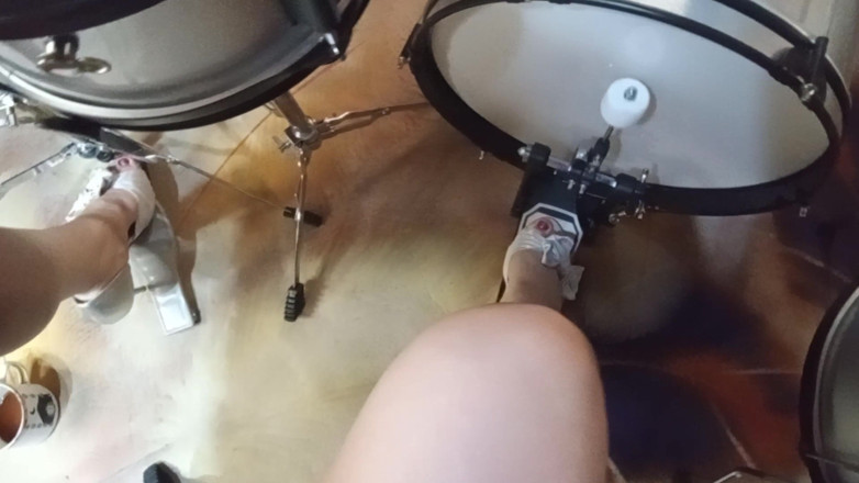 Mois Fantasys: Tocando bateria com saltos altos