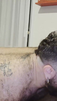 Getatoeëerde beertop zuigt pikzuiger af, eet rauw kont, zaden liggend gat