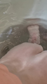 Cewek semok latina dengan pantat bahenol dientot habis-habisan di jacuzzi