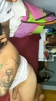 Perfecte nachtelijke pijpbeurt, trans-meisje zuigt grote lul