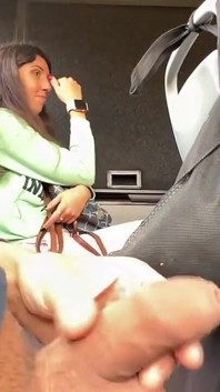 見知らぬ女の子がシコって、人でいっぱいのバスで私のペニスをしゃぶった