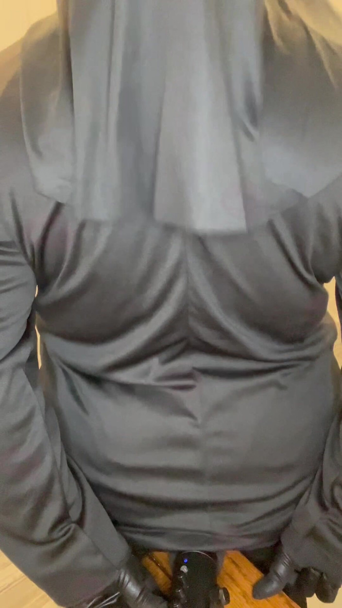 Anye Meshell: Một nữ tu vú to tội lỗi với một mic...