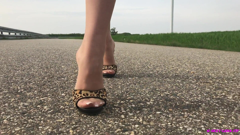 Goddess Lena: Promenade de mules et de collants