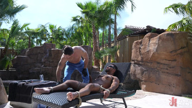 Taken rough: Pengembaraan Oasis Roman Todd dan Rodrigo Amore