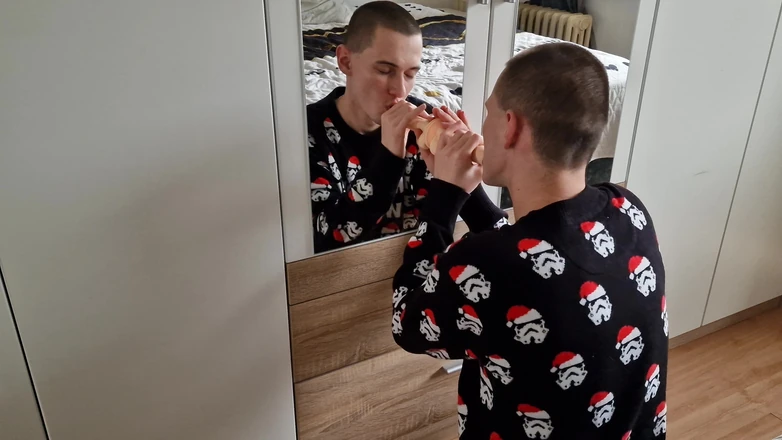Fap_man93: Frecher junger geiler papi lutscht großen dildo vor dem spiegel...