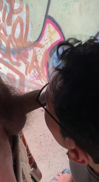 Cerând mai mult fără a spune un cuvânt