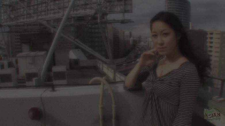 Magic Asian Pussy: Sangat keren melihatnya mengisap penis itu di lantai atas gedung.