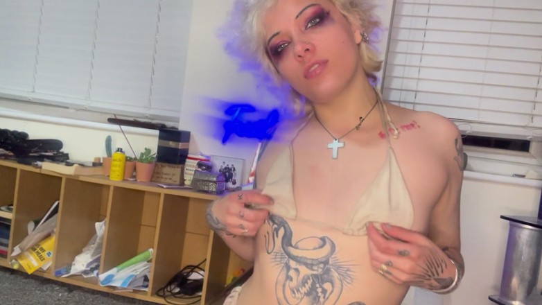 Glitterqueen1999: Aspirându-mi limba și lingând vidul