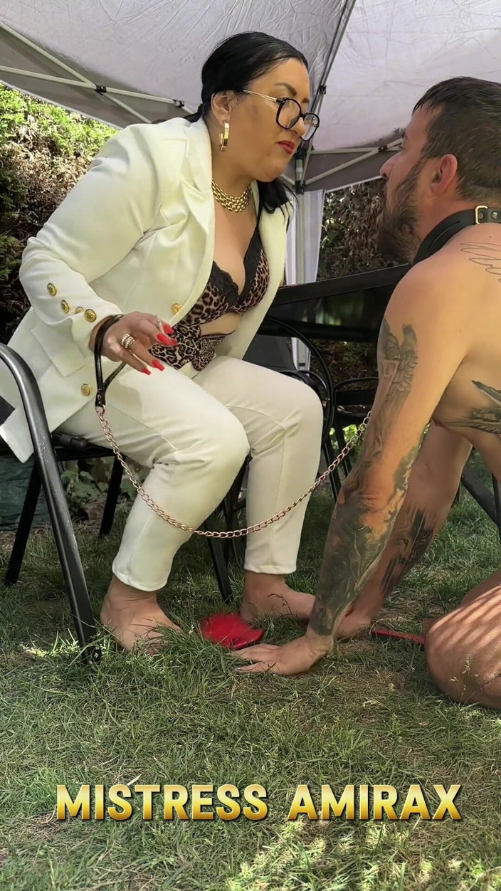MistressAmiraX: Il mio posacenere umano nel cortile - padrona sempre in controllo
