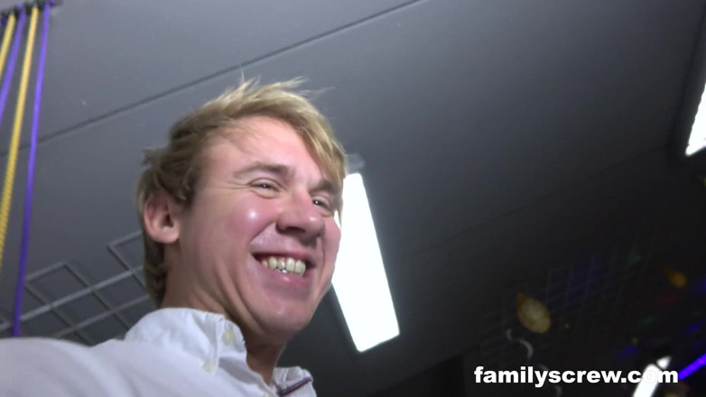 Family Screw: Styvbröder anställer strippare