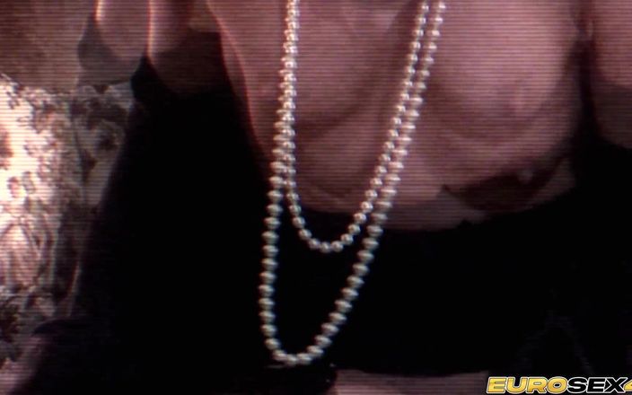 Porn Gutter: Doyumsuz orta yaşlı seksi kadın çifte sikiliyor