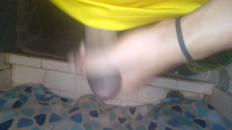 AlexAlejandro13: 看看我如何让我的鸡巴在浴室里直立