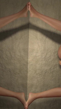 Brincando com um plug anal na frente de um espelho