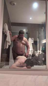 Tatăl vitreg mă fute în baie