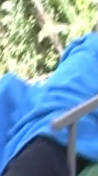 Awek blonde membentang luas untuk handjob zakar berdenyut