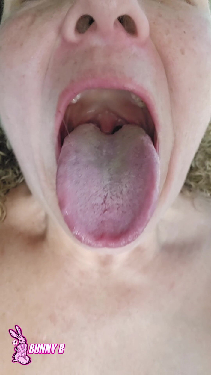 Kween Bunny B: Custom tongue vid - mainin memek bugil di dalam mobil