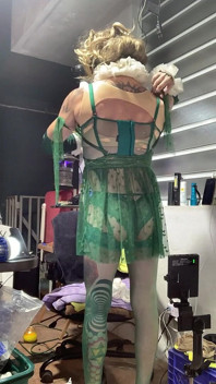 A Shemale Natural Cintia se Masturba com um Dt956 Anal