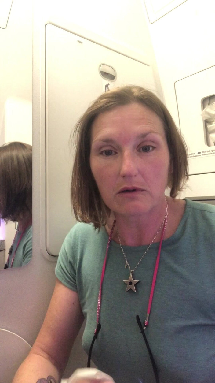 MistressWriggler: Obrovské chcaní v letadle poté, co to vydrželi čtyři hodiny!