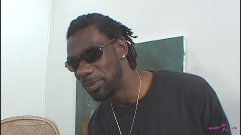 Naughty Black Girls: Extreem neukbaar schatje wordt opgepikt voor een harde dubbele interraciale...