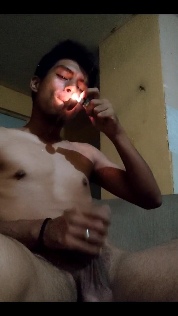 AlexAlejandro13: Bir süre mastürbasyon yaparken sigara içiyor