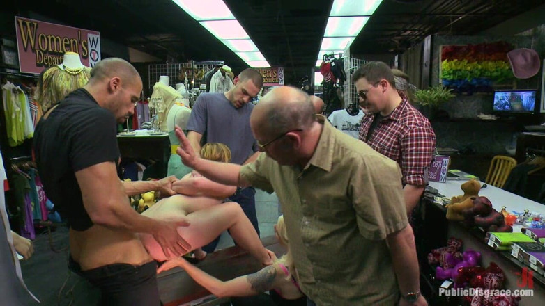 Public Disgrace by Kink: Fremde bekommen handsy: eine versaute rothaarige wird von schwänzen auf...