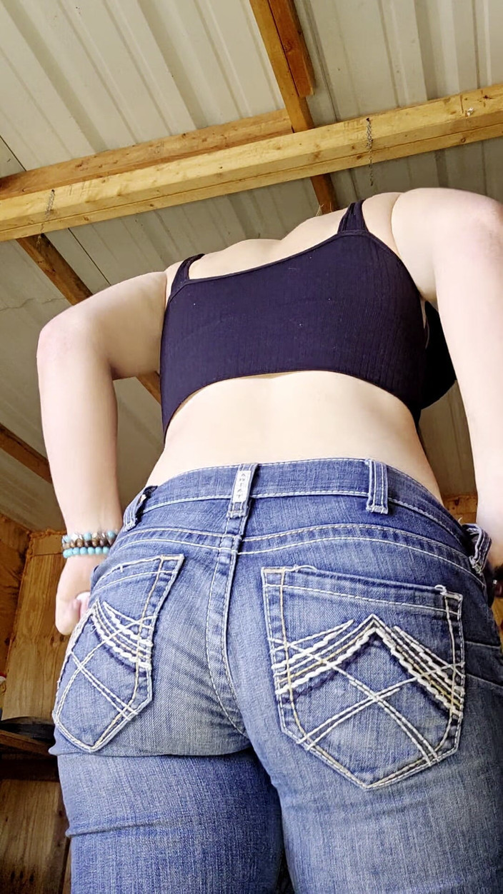 NaughtyRedFarmgirl: Rödhårig preps rövhål med vibrerande buttplug