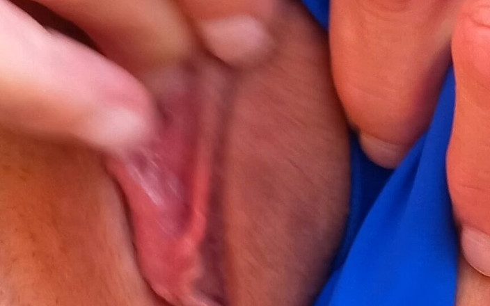 Pinklady: Chơi với chính mình trên bãi biển