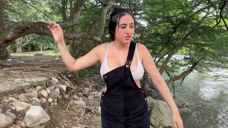 ManuelaAlvarez: Latin adam nehirde utangaç seksi kızı çıplak izliyor ve açık havada...