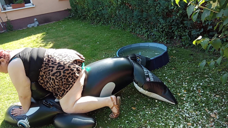 tammara big: Outdoor with Dolphin