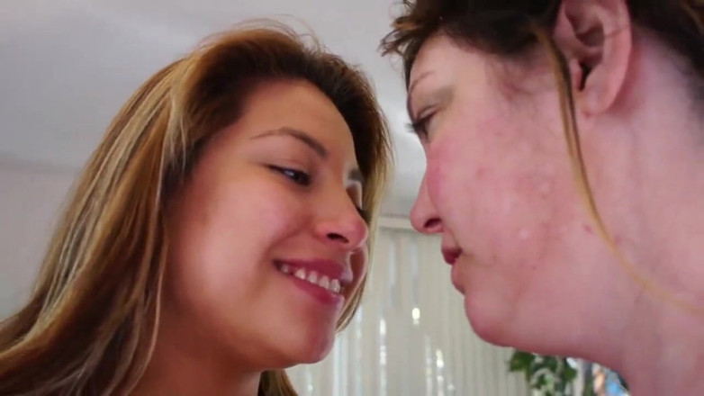 Lesbian Illusion: Silver foxe e caselle giovani strette (film completo)