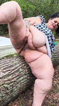숲에서 아빠를 위해 보지를 펌핑하는 섹시한 소녀 병