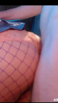 Gamerin in Netzstrümpfen Geht Auf Die Knie