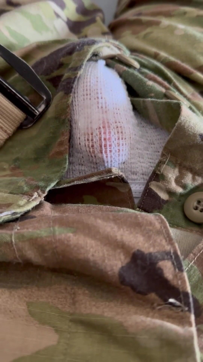Gay Soldier Stuff: Solider army se masturbează în pantaloni scurți și în timp ce poartă un...