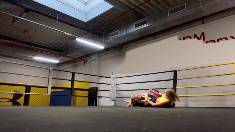 DINA LIGHT: Soutěžní ženské zápasení s ryšavou