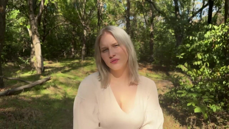 MertyXXX: Procházka opuštěným parkem při hledání exhibicionisty