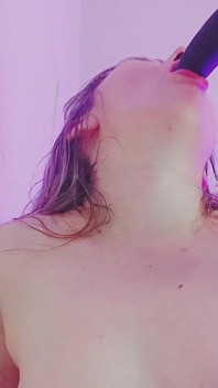 La miLF gioca con il dildo viene succhiata e strofinata tra le tette