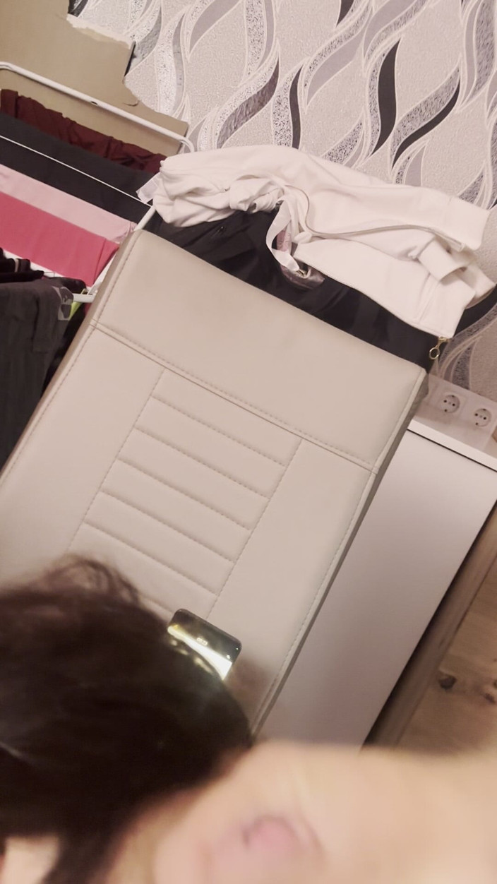 Miriamdavid97: Suge adânc pula mică a soțului încornorat