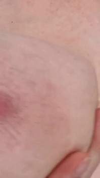 Gilf tettona gioca con le sue enormi tette cadenti naturali