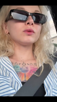 Can’t Resist Showing off Myself Even While My Friends Are in the Car