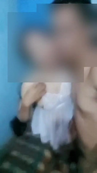 ek parosi ki patni ko apne baal katvaane men kathinaee ho rahi hai